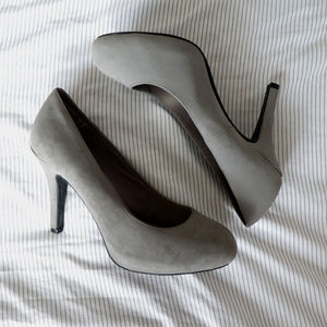 Fioni Grey Suede Pumps Size 7W